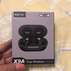Moing Black 👂 Buds! Comes with all accessories!